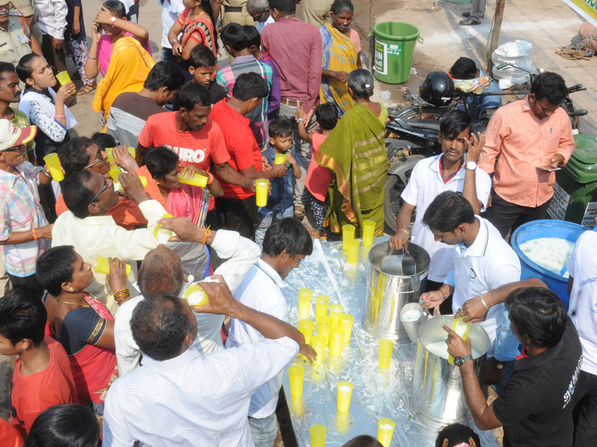 Pydithalli Ammavaru Sirimanu Utsavam in Vizianagaram Photo Gallery - Sakshi17