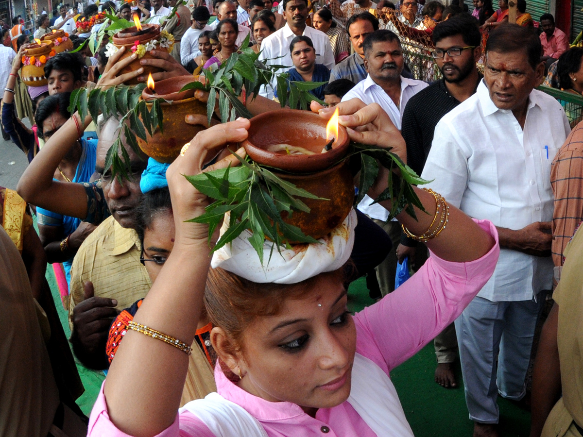 Pydithalli Ammavaru Sirimanu Utsavam in Vizianagaram Photo Gallery - Sakshi6