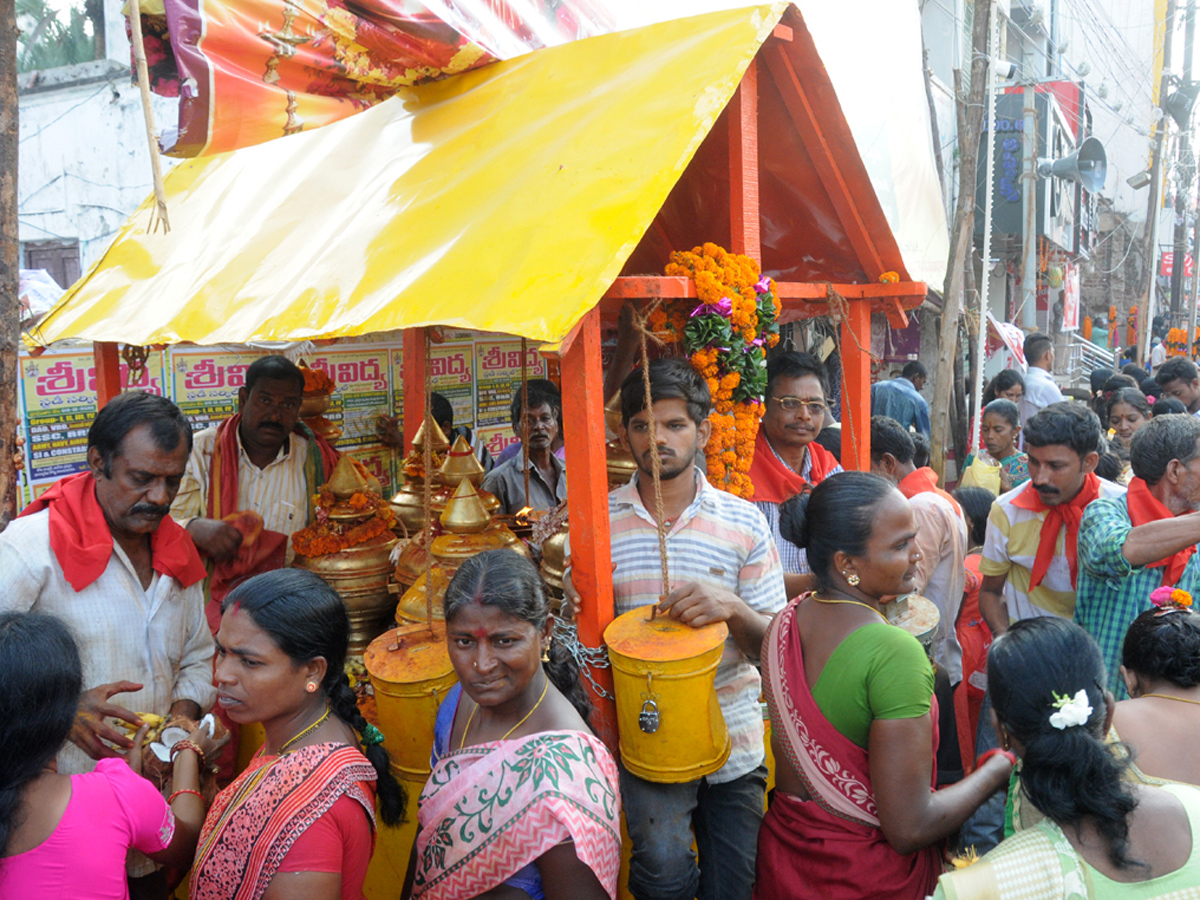 Pydithalli Ammavaru Sirimanu Utsavam in Vizianagaram Photo Gallery - Sakshi2