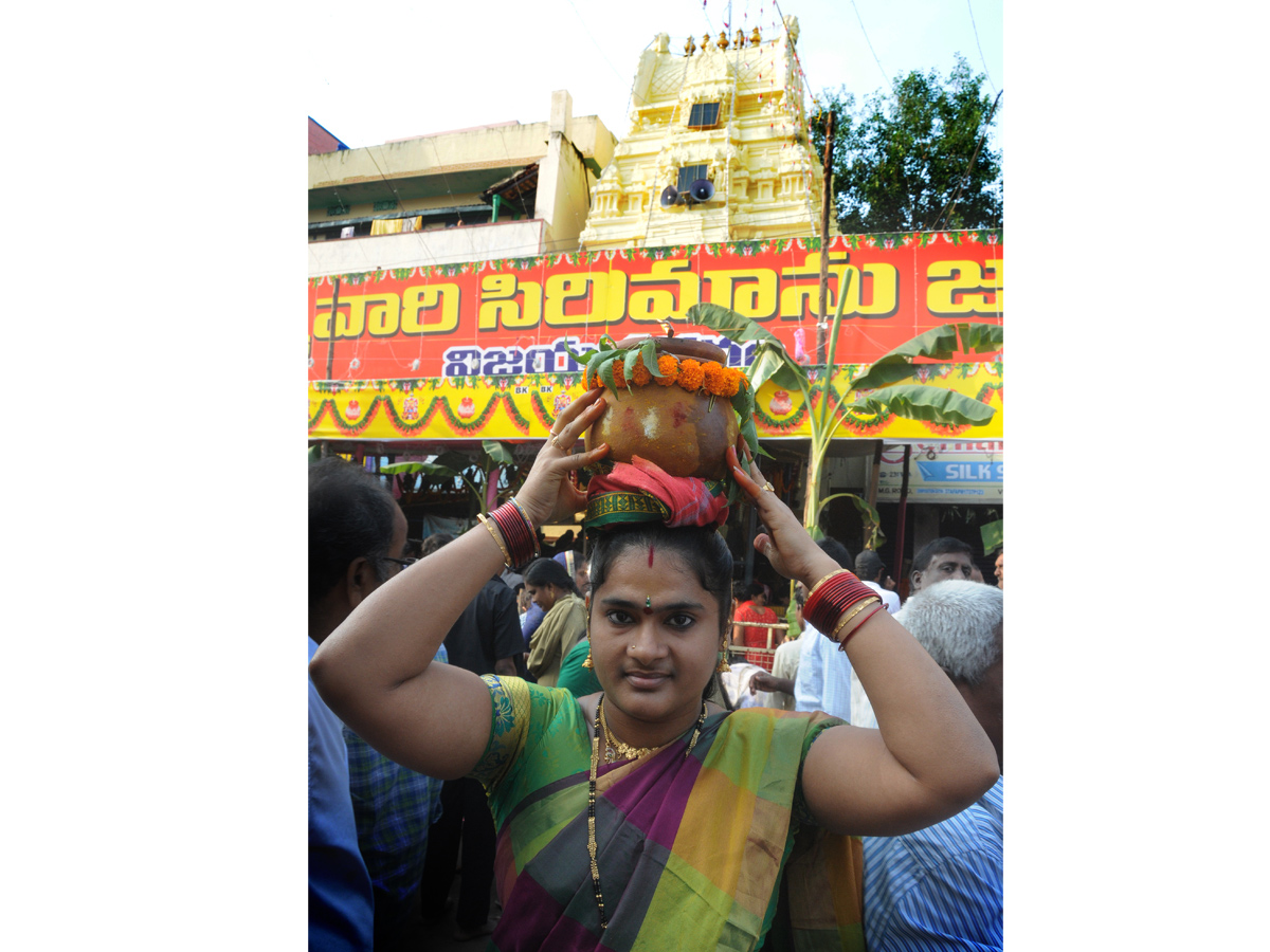 Pydithalli Ammavaru Sirimanu Utsavam in Vizianagaram Photo Gallery - Sakshi10