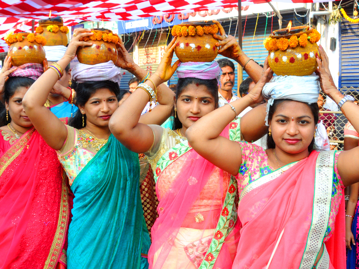 Pydithalli Ammavaru Sirimanu Utsavam in Vizianagaram Photo Gallery - Sakshi5