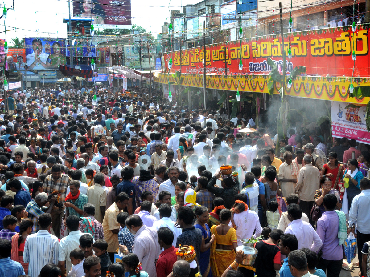 Pydithalli Ammavaru Sirimanu Utsavam in Vizianagaram Photo Gallery - Sakshi15