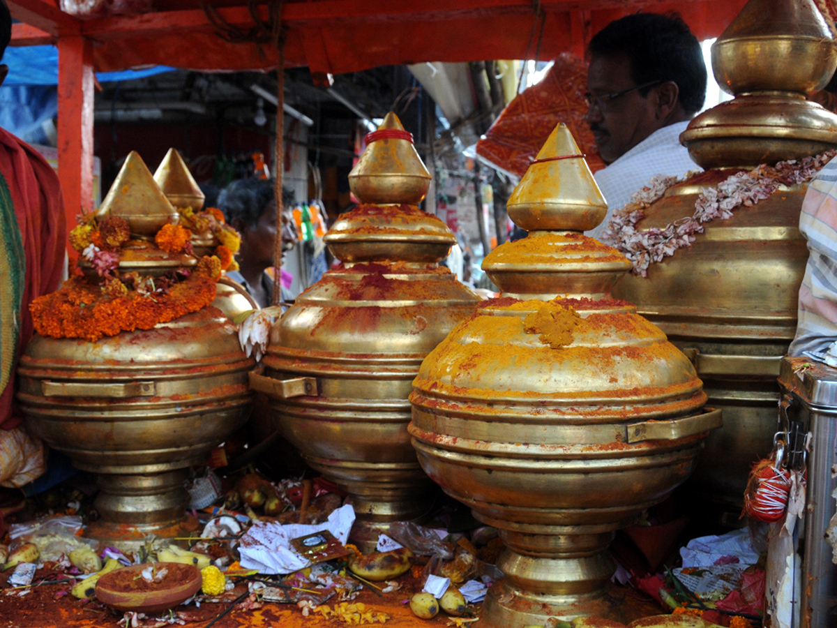 Pydithalli Ammavaru Sirimanu Utsavam in Vizianagaram Photo Gallery - Sakshi7