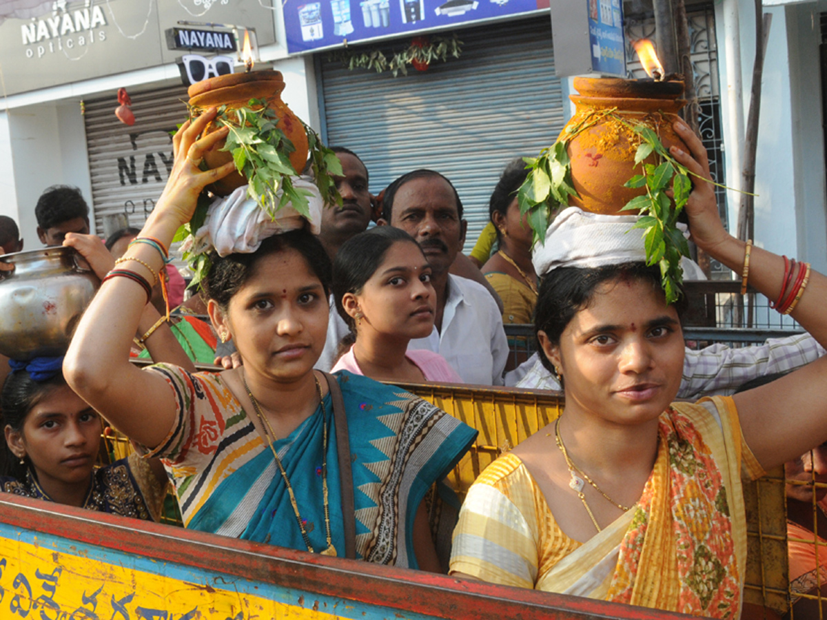 Pydithalli Ammavaru Sirimanu Utsavam in Vizianagaram Photo Gallery - Sakshi4