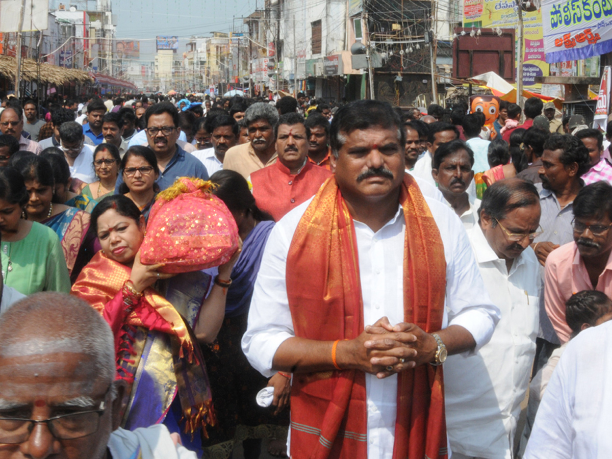 Pydithalli Ammavaru Sirimanu Utsavam in Vizianagaram Photo Gallery - Sakshi11