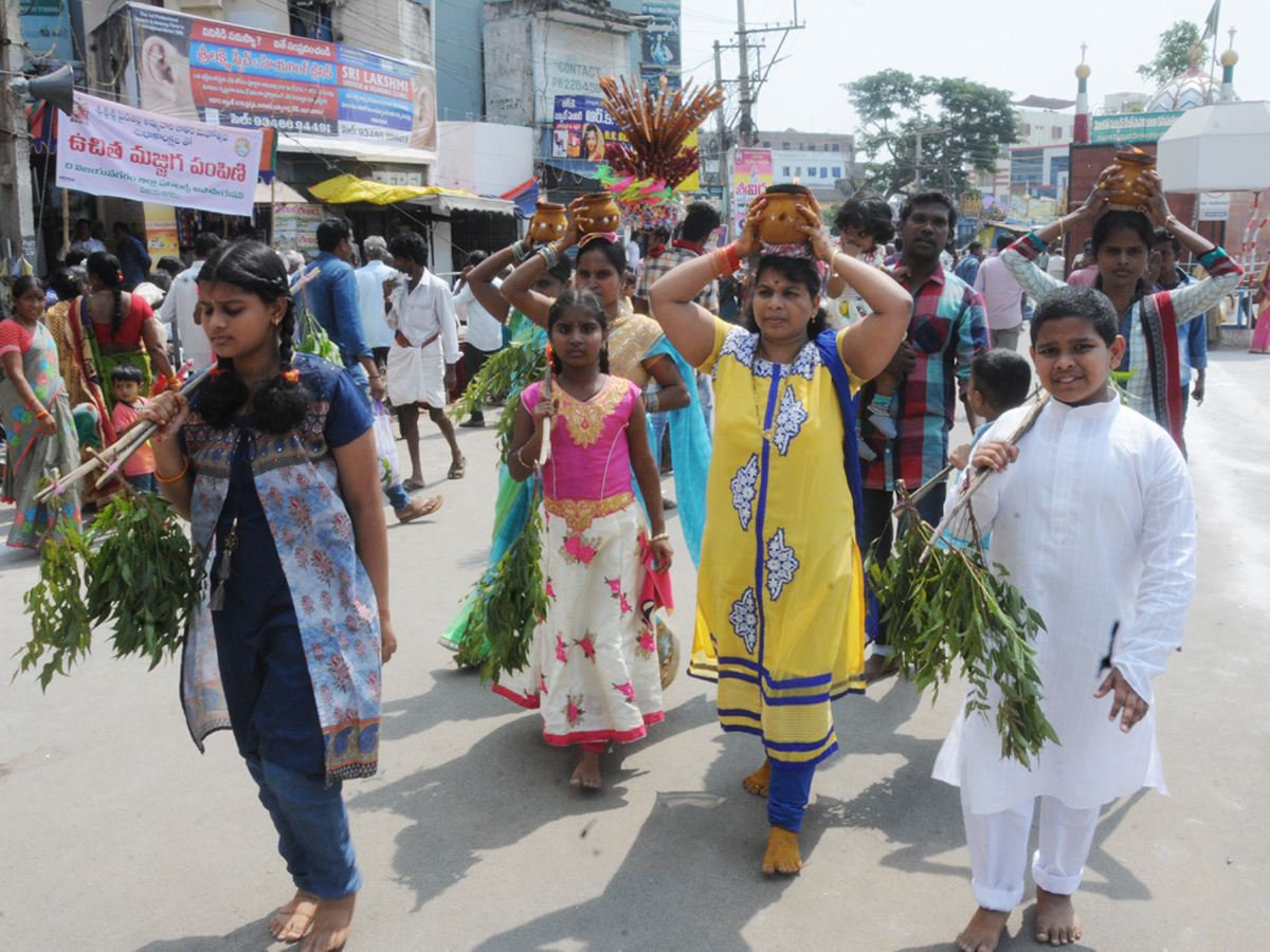 Pydithalli Ammavaru Sirimanu Utsavam in Vizianagaram Photo Gallery - Sakshi16