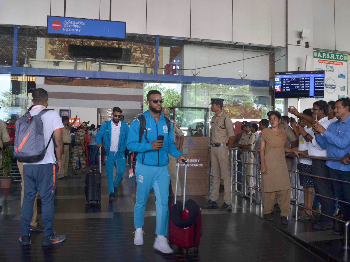 Indian cricket team arrives in Vizag ahead of second ODI Photo Gallery - Sakshi14