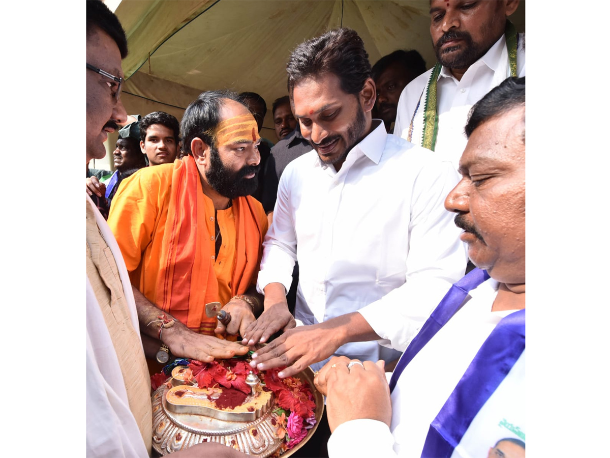 YS Jagan PrajaSankalpaYatra Day 293th Photo Gallery - Sakshi10