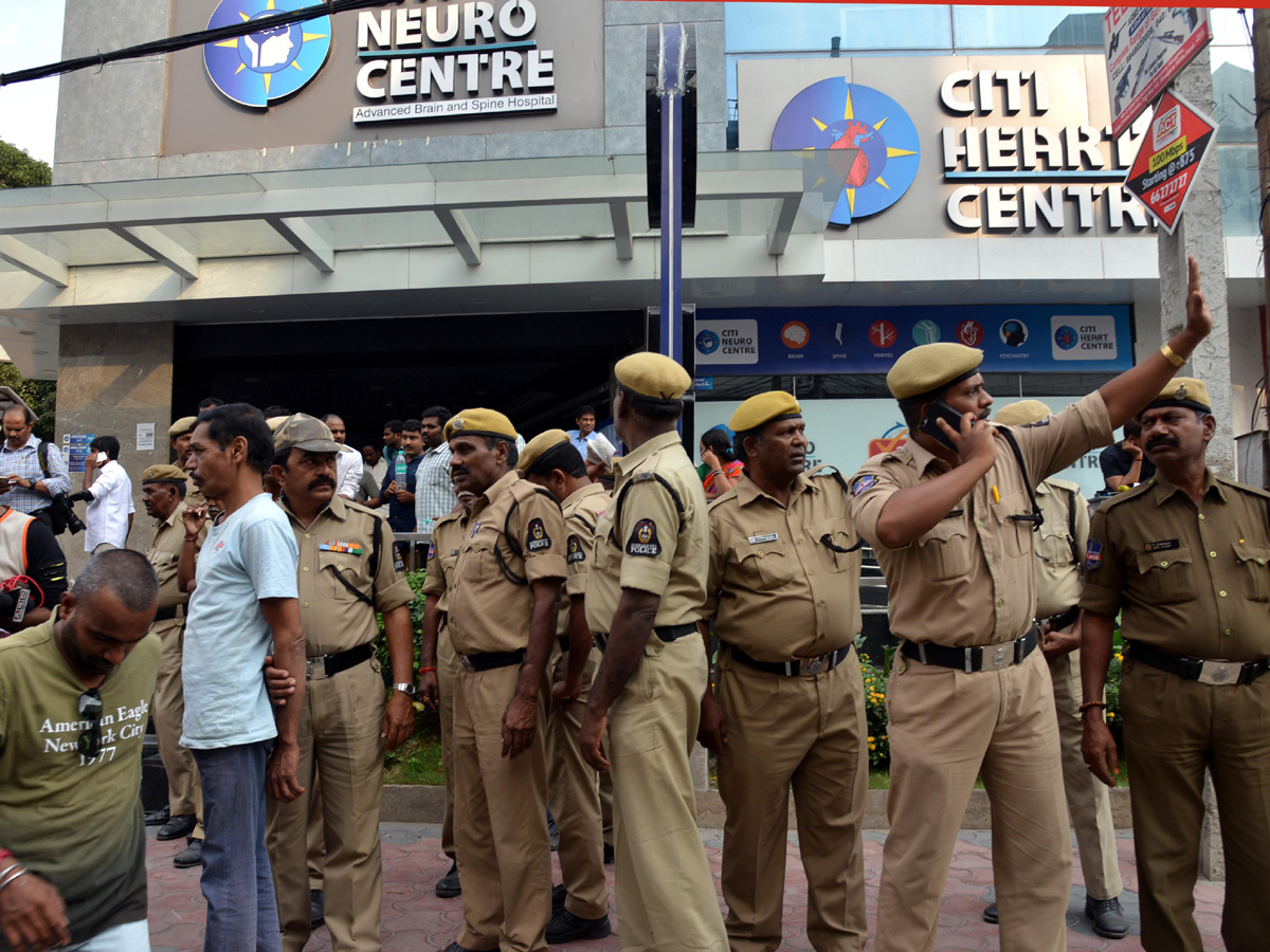 Attack On YS Jagan Mohan Reddy At Visakhapatnam Airport Photo Gallery - Sakshi10