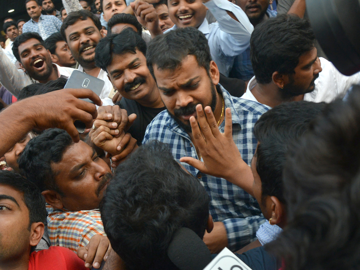 Attack On YS Jagan Mohan Reddy At Visakhapatnam Airport Photo Gallery - Sakshi12