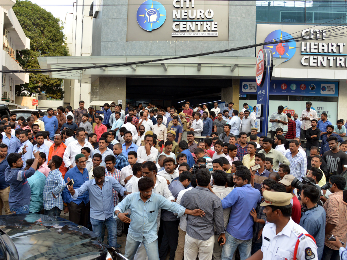 Attack On YS Jagan Mohan Reddy At Visakhapatnam Airport Photo Gallery - Sakshi13