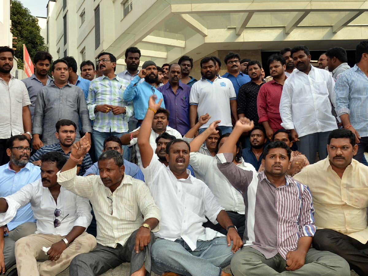 Attack On YS Jagan Mohan Reddy At Visakhapatnam Airport Photo Gallery - Sakshi14