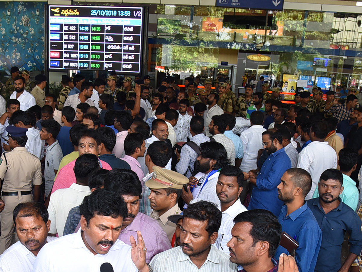 Attack On YS Jagan Mohan Reddy At Visakhapatnam Airport Photo Gallery - Sakshi16