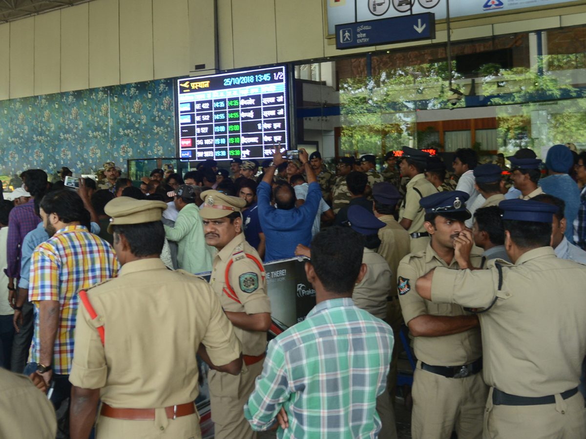 Attack On YS Jagan Mohan Reddy At Visakhapatnam Airport Photo Gallery - Sakshi18