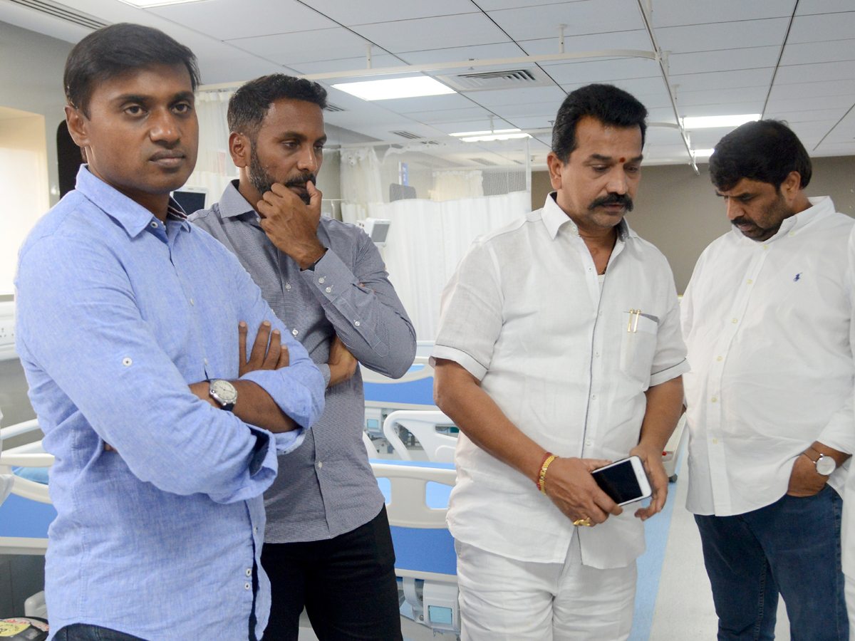 Attack On YS Jagan Mohan Reddy At Visakhapatnam Airport Photo Gallery - Sakshi21