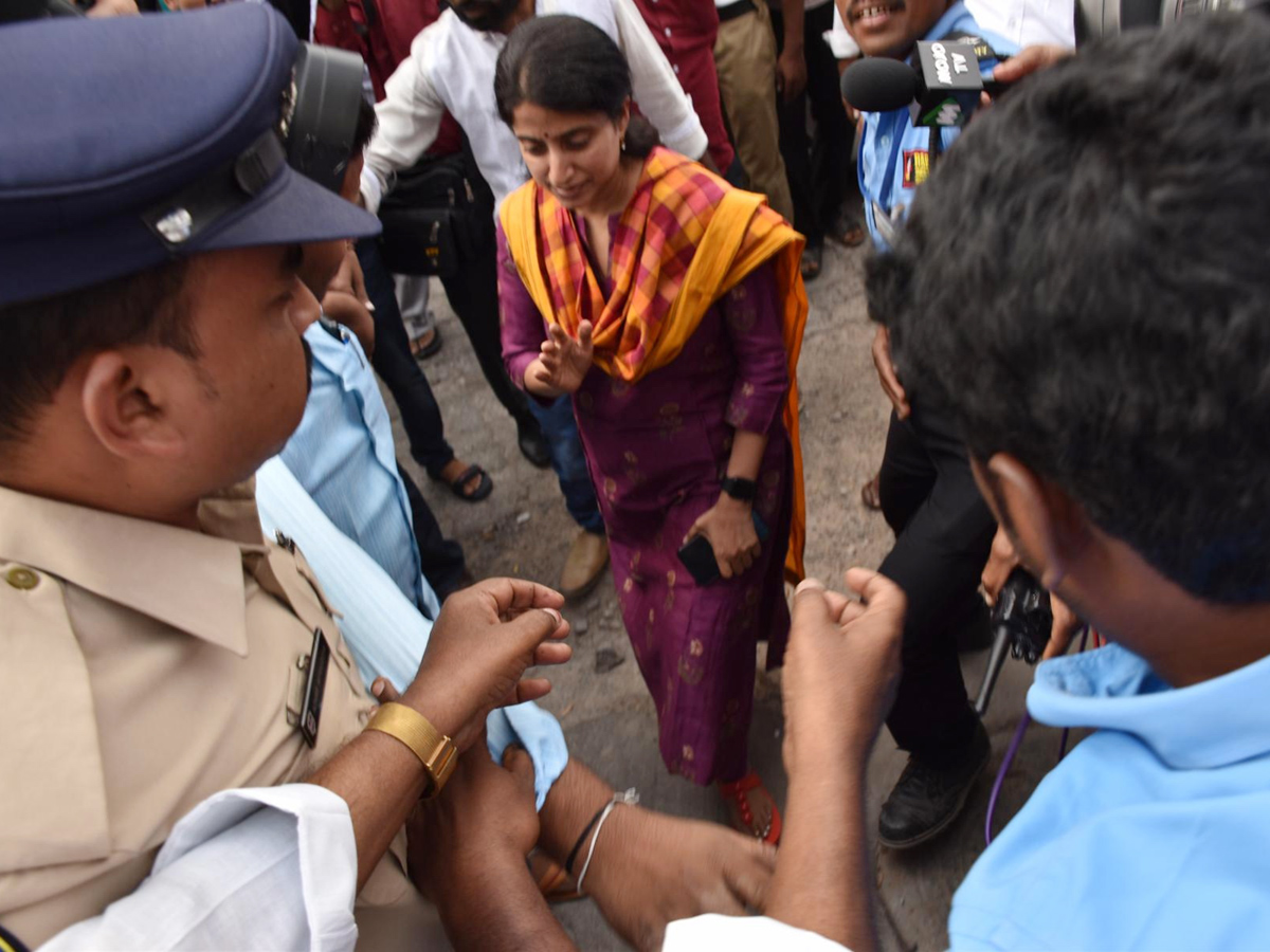 Attack On YS Jagan Mohan Reddy At Visakhapatnam Airport Photo Gallery - Sakshi23