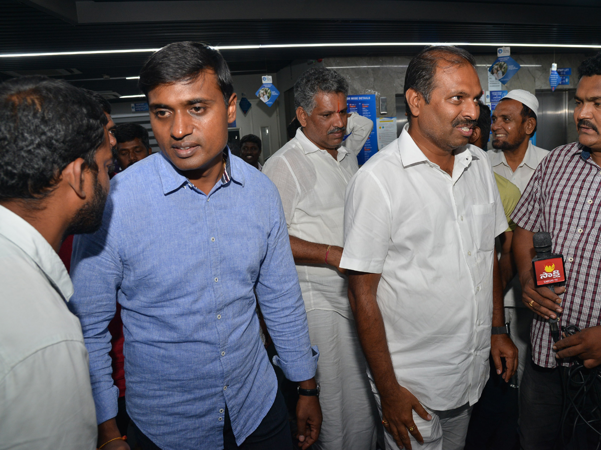 Attack On YS Jagan Mohan Reddy At Visakhapatnam Airport Photo Gallery - Sakshi24