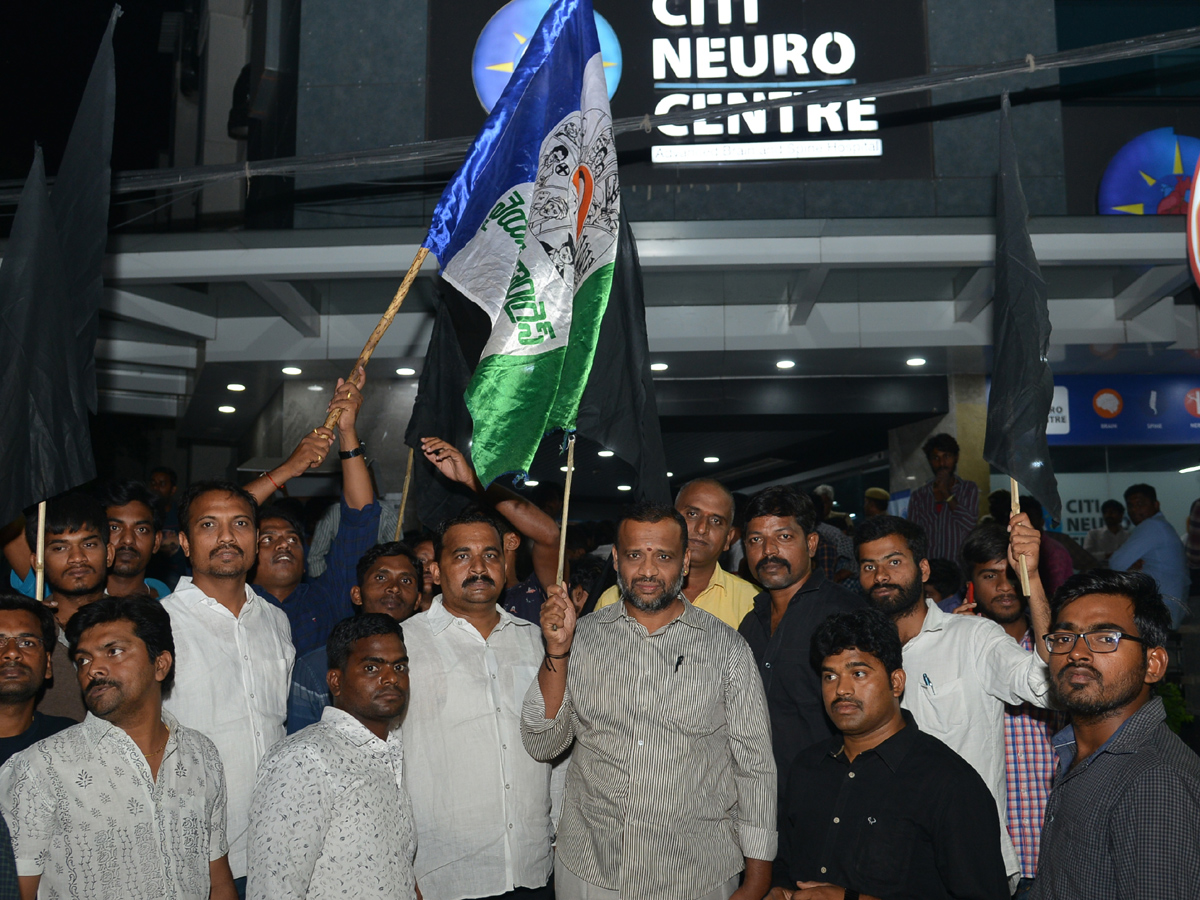 Attack On YS Jagan Mohan Reddy At Visakhapatnam Airport Photo Gallery - Sakshi27