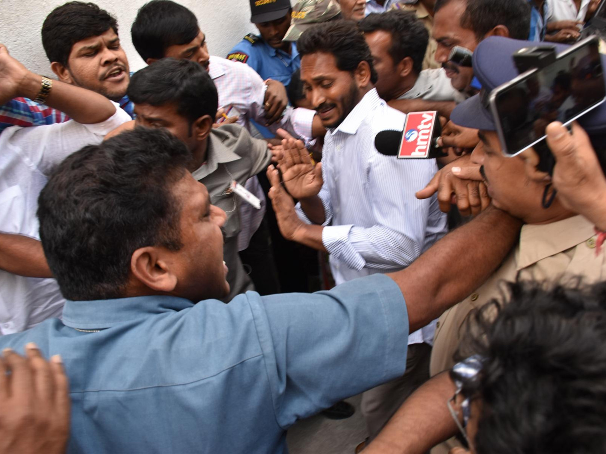 Attack On YS Jagan Mohan Reddy At Visakhapatnam Airport Photo Gallery - Sakshi7