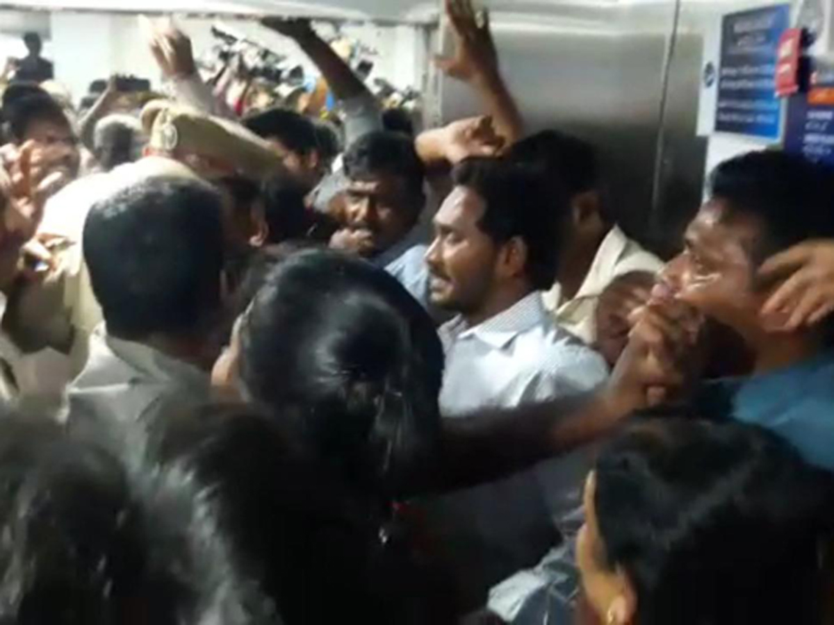 Attack On YS Jagan Mohan Reddy At Visakhapatnam Airport Photo Gallery - Sakshi9