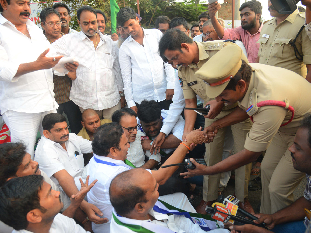 Ysrcp Supporters Protests in Telugu States Photo Gallery - Sakshi11