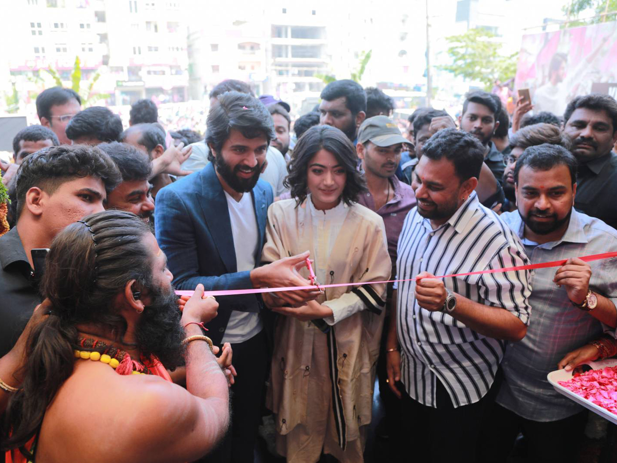 Vijay Devarakonda and Rashmika Launched KLM Fashion Mall Photo Gallery - Sakshi1