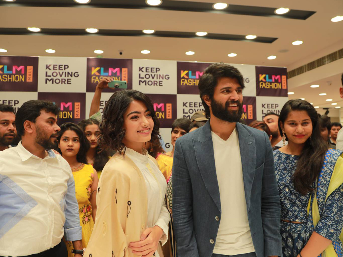 Vijay Devarakonda and Rashmika Launched KLM Fashion Mall Photo Gallery - Sakshi2