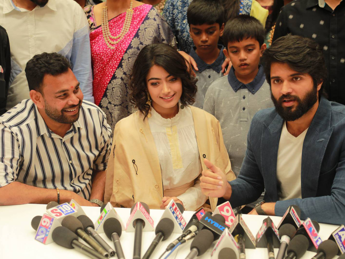 Vijay Devarakonda and Rashmika Launched KLM Fashion Mall Photo Gallery - Sakshi3