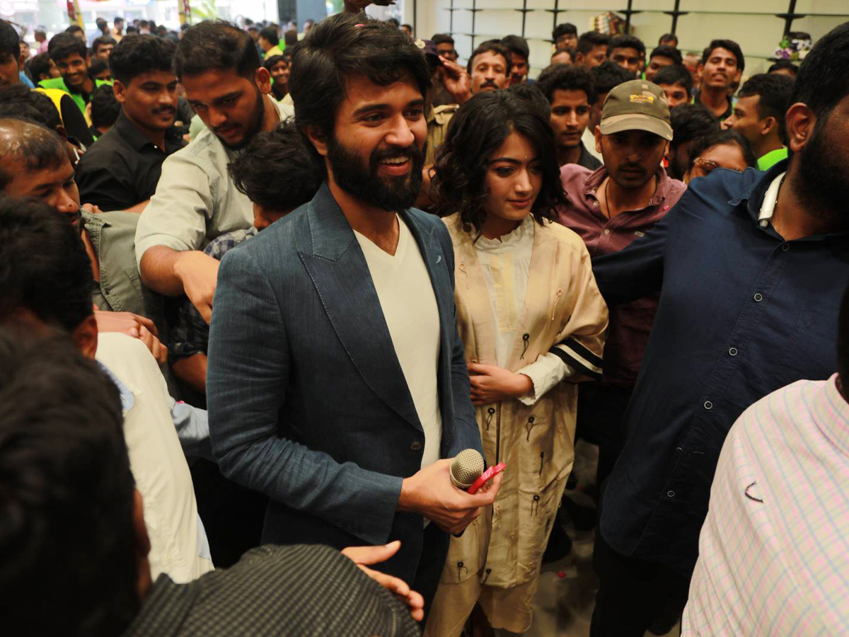 Vijay Devarakonda and Rashmika Launched KLM Fashion Mall Photo Gallery - Sakshi5