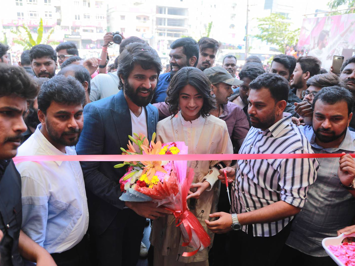 Vijay Devarakonda and Rashmika Launched KLM Fashion Mall Photo Gallery - Sakshi6