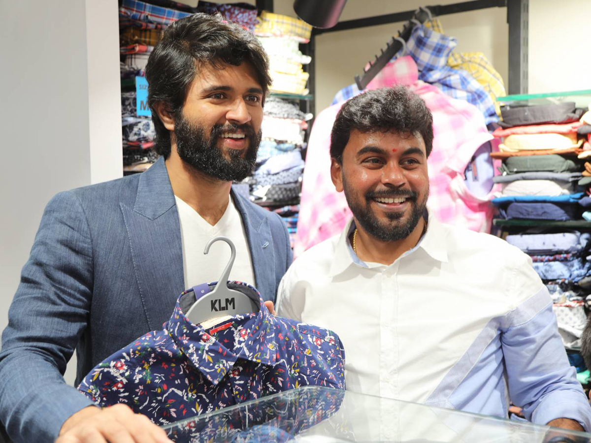 Vijay Devarakonda and Rashmika Launched KLM Fashion Mall Photo Gallery - Sakshi7