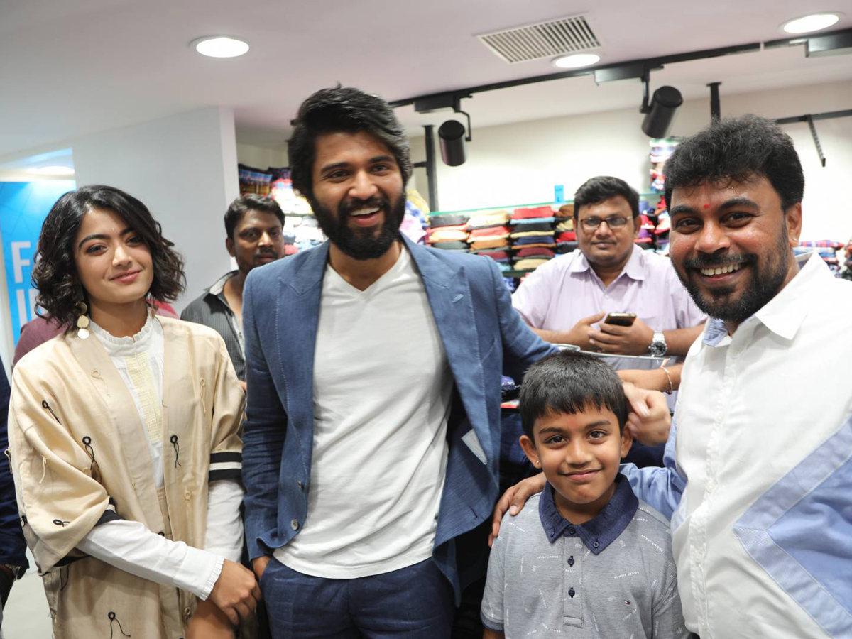 Vijay Devarakonda and Rashmika Launched KLM Fashion Mall Photo Gallery - Sakshi8