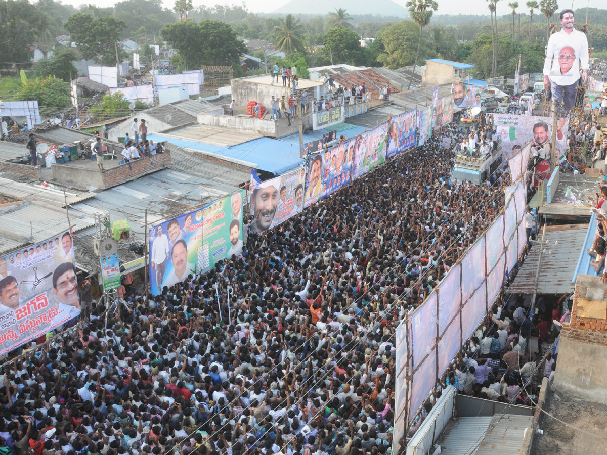 YS jagan padayatra at Vizianagaram photo gallery - Sakshi17