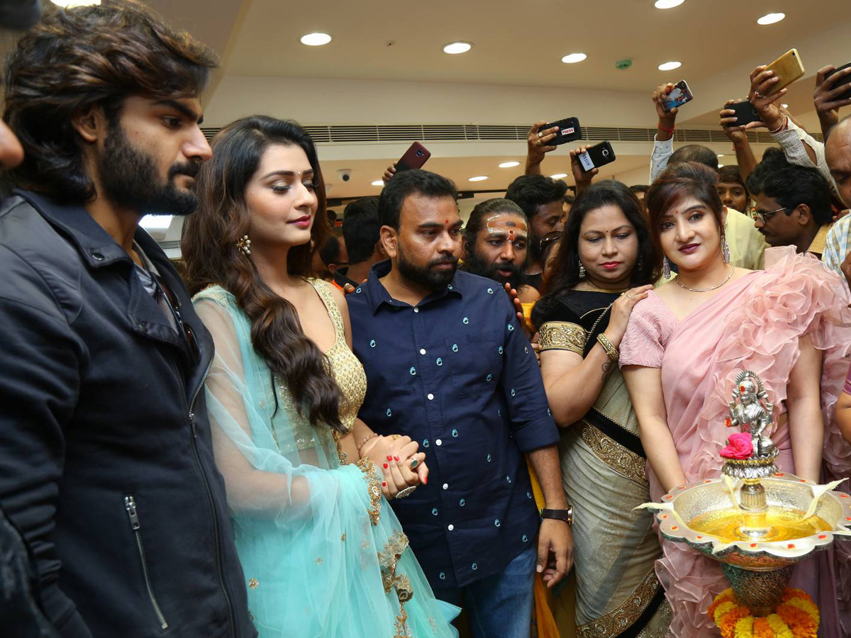 Bigg Boss Telugu 2 winner Kaushal launch KLM Shopping Mall launch  - Sakshi13