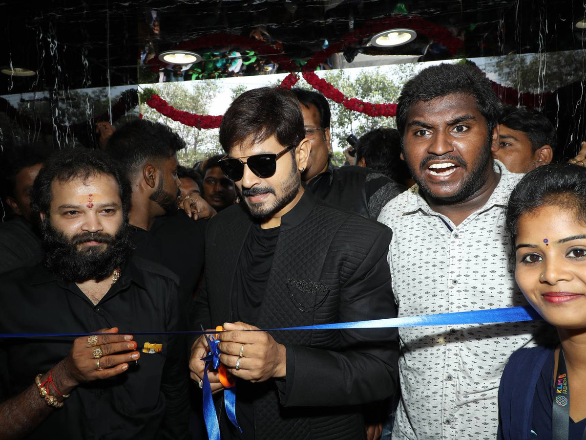 Bigg Boss Telugu 2 winner Kaushal launch KLM Shopping Mall launch  - Sakshi7