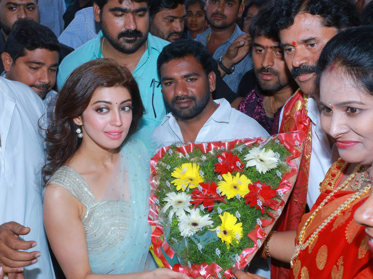 Pranitha Subhash Inaugurates Videms Silks Showroom - Sakshi3