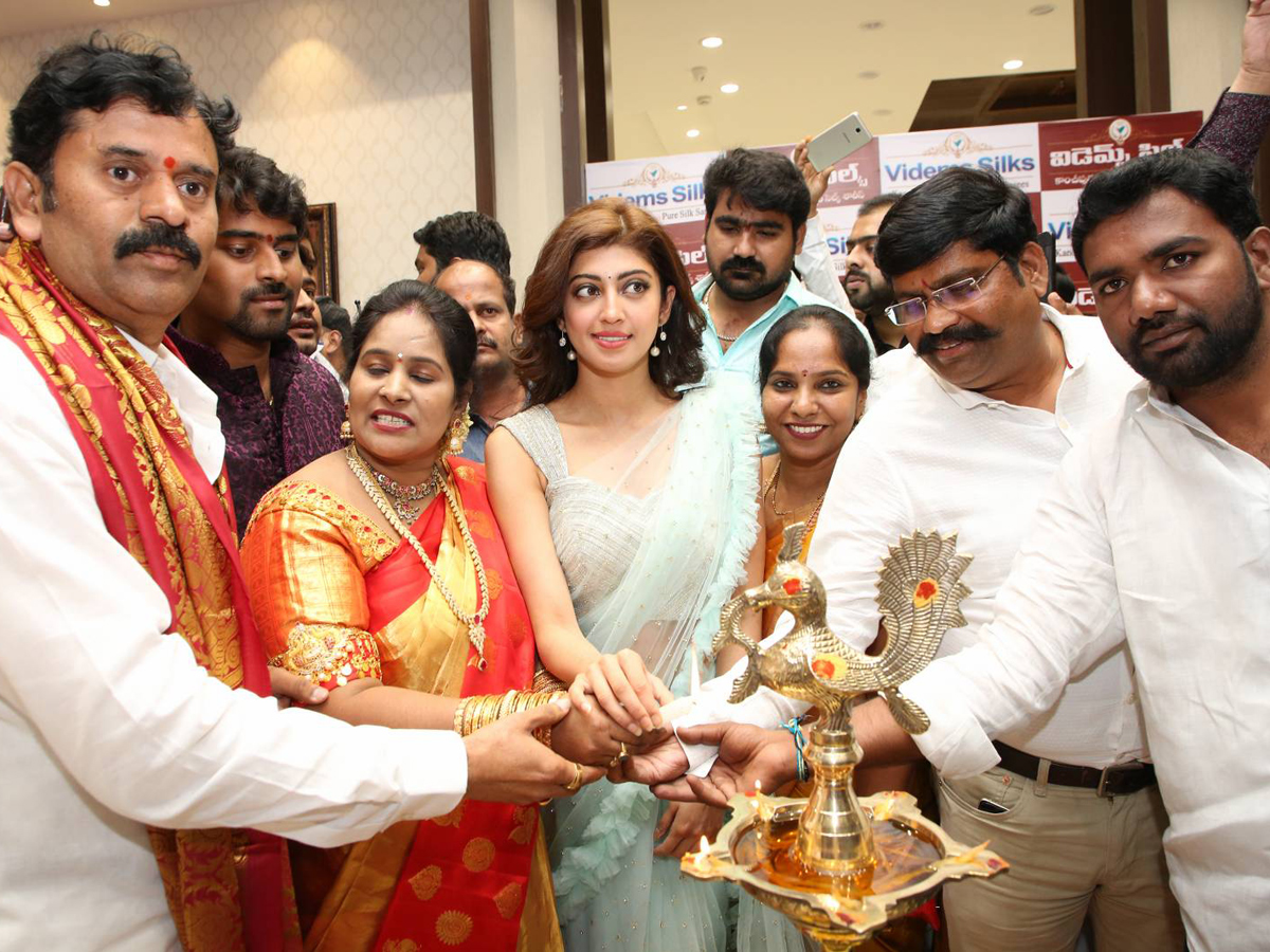 Pranitha Subhash Inaugurates Videms Silks Showroom - Sakshi1