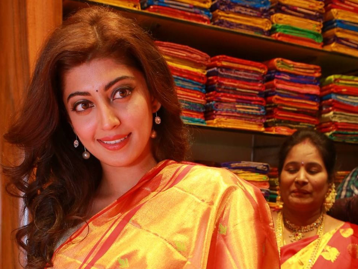 Pranitha Subhash Inaugurates Videms Silks Showroom - Sakshi4