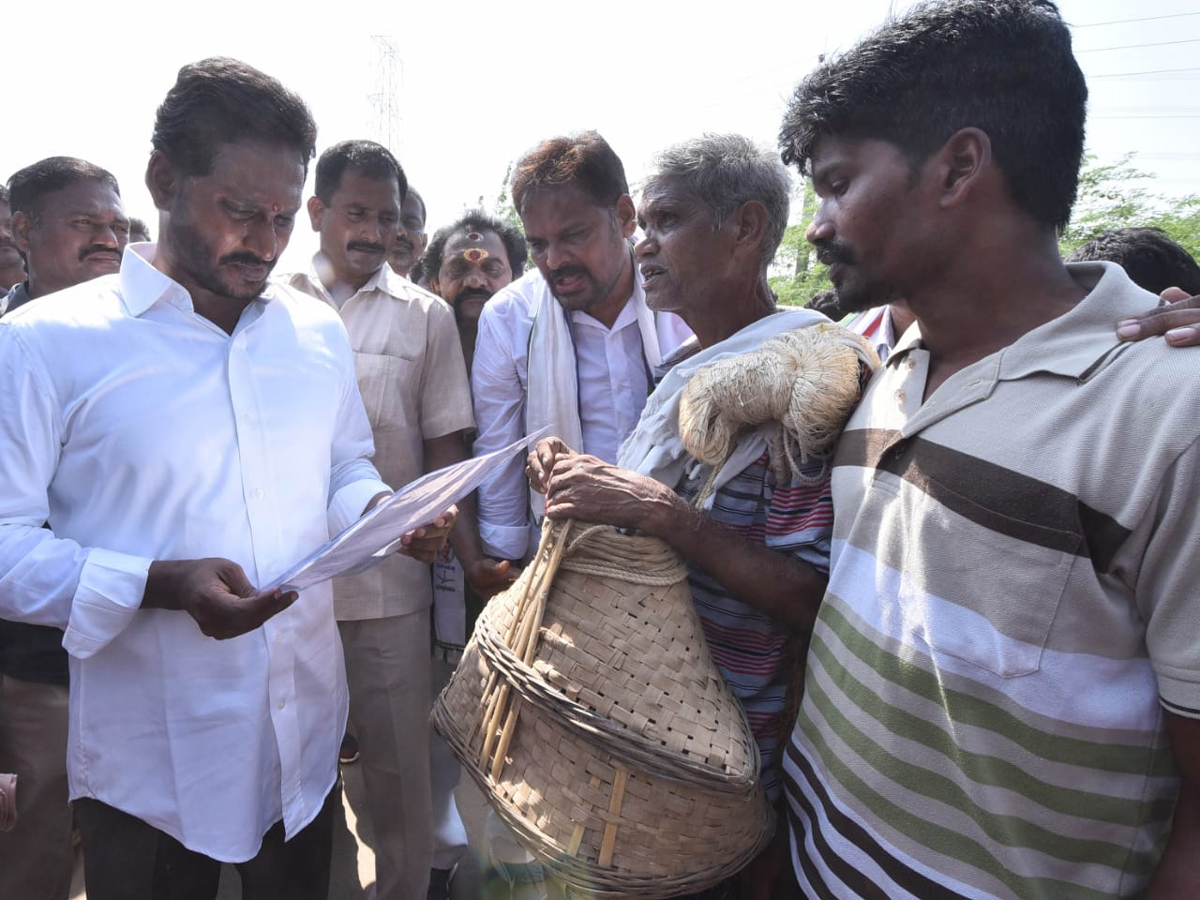 YS Jagan PrajaSankalpaYatra Day 281 Photo Gallery - Sakshi3