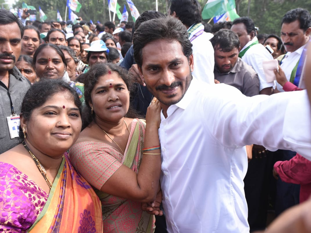 YS Jagan PrajaSankalpaYatra Day 282 Photo Gallery - Sakshi11