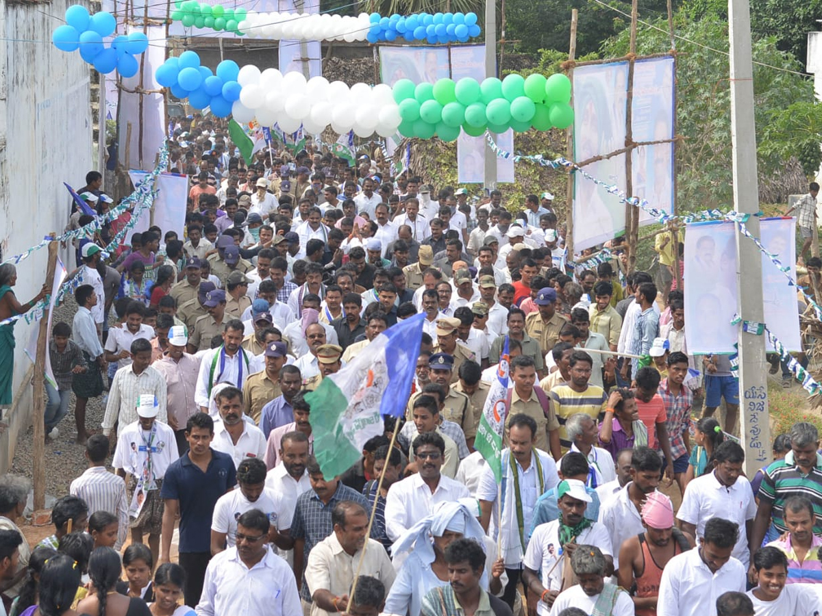 YS Jagan PrajaSankalpaYatra Day 282 Photo Gallery - Sakshi25