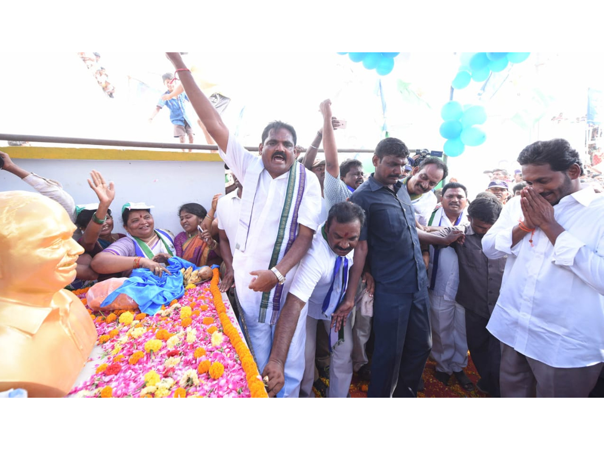 YS Jagan PrajaSankalpaYatra Day 282 Photo Gallery - Sakshi7