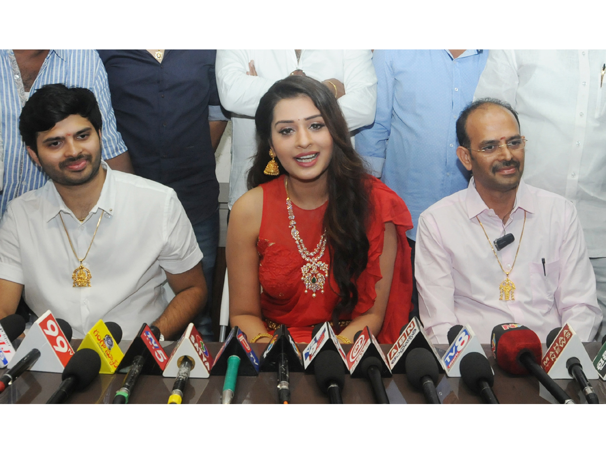 Payal Rajput Inaugurates A Gold & Daimond Show Room in Ongole Photo Gallery - Sakshi5