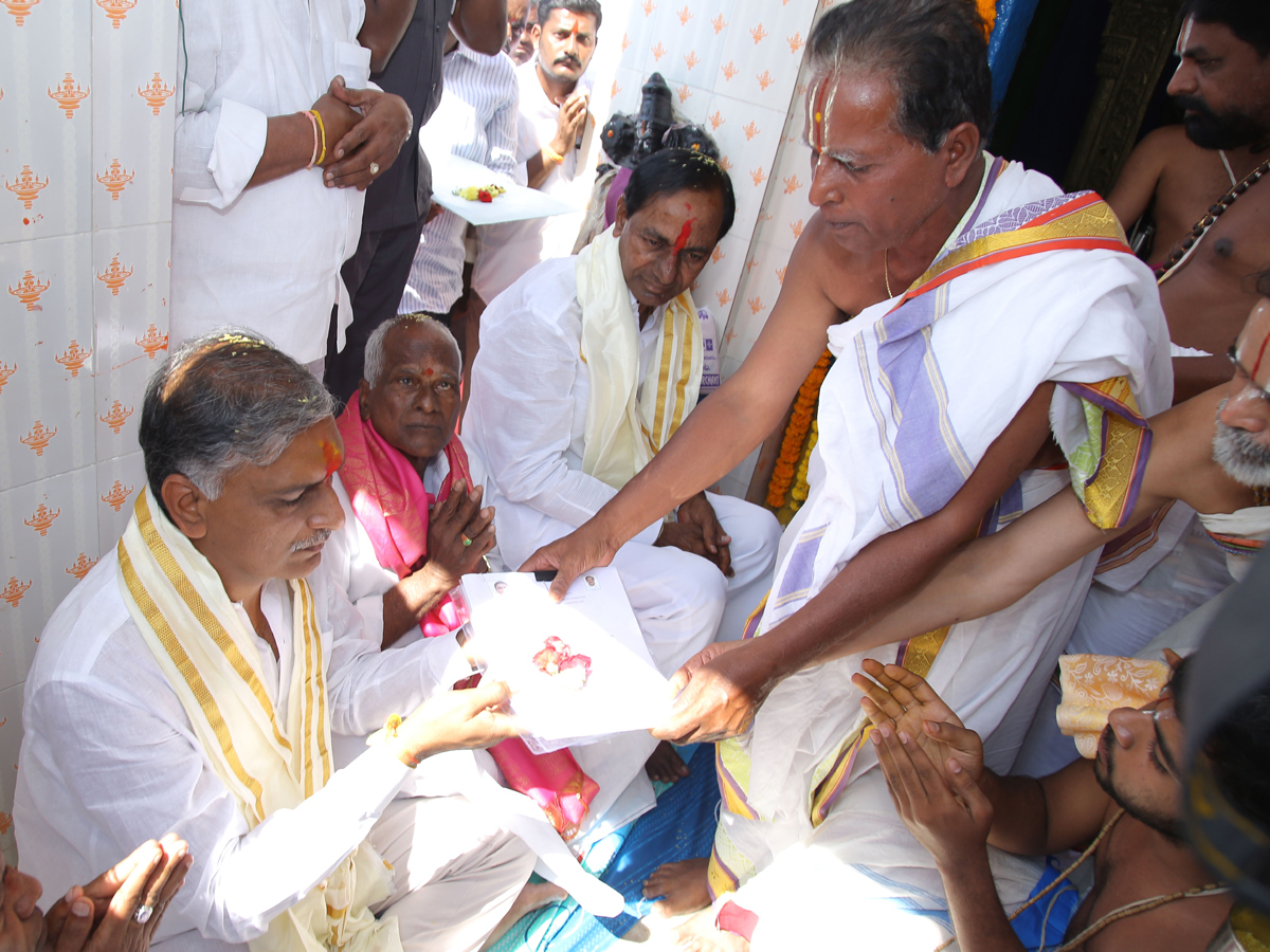 KCR And Harish Rao File Nomination Papers Photo Gallery - Sakshi9