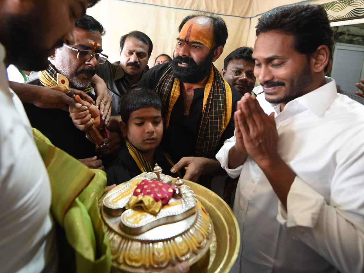 YS Jagan PrajaSankalpaYatra Day 300th Photo Gallery - Sakshi2