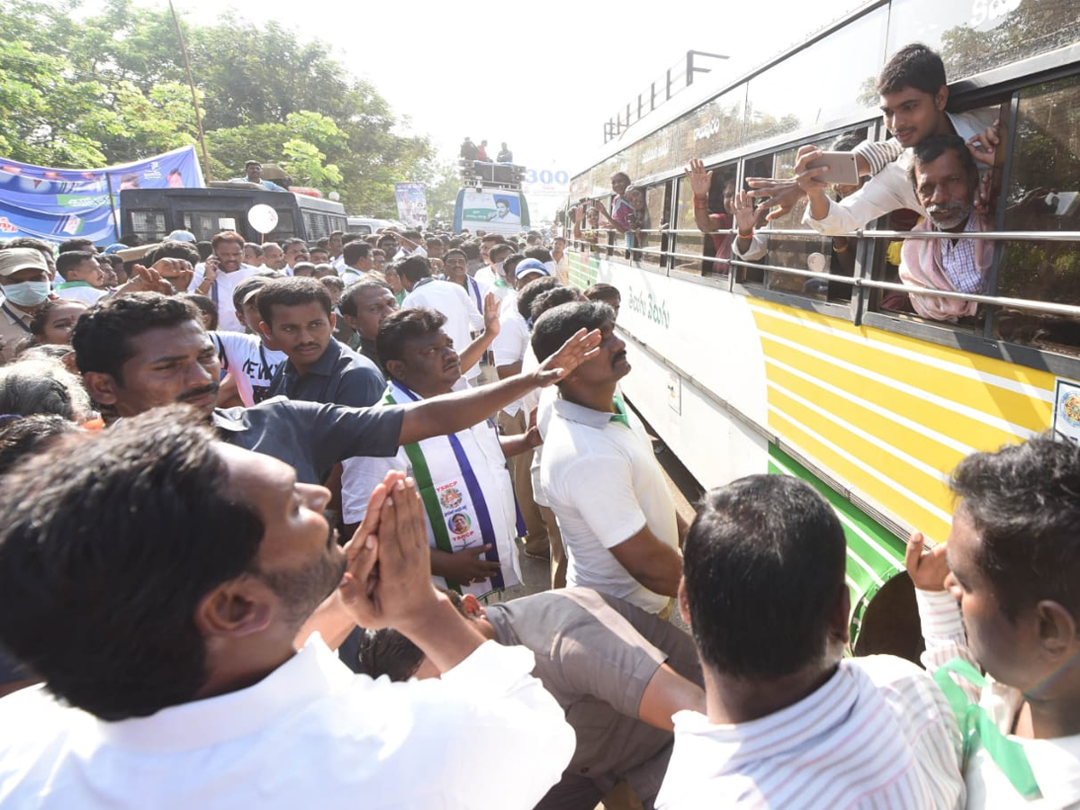 YS Jagan PrajaSankalpaYatra Day 300th Photo Gallery - Sakshi3