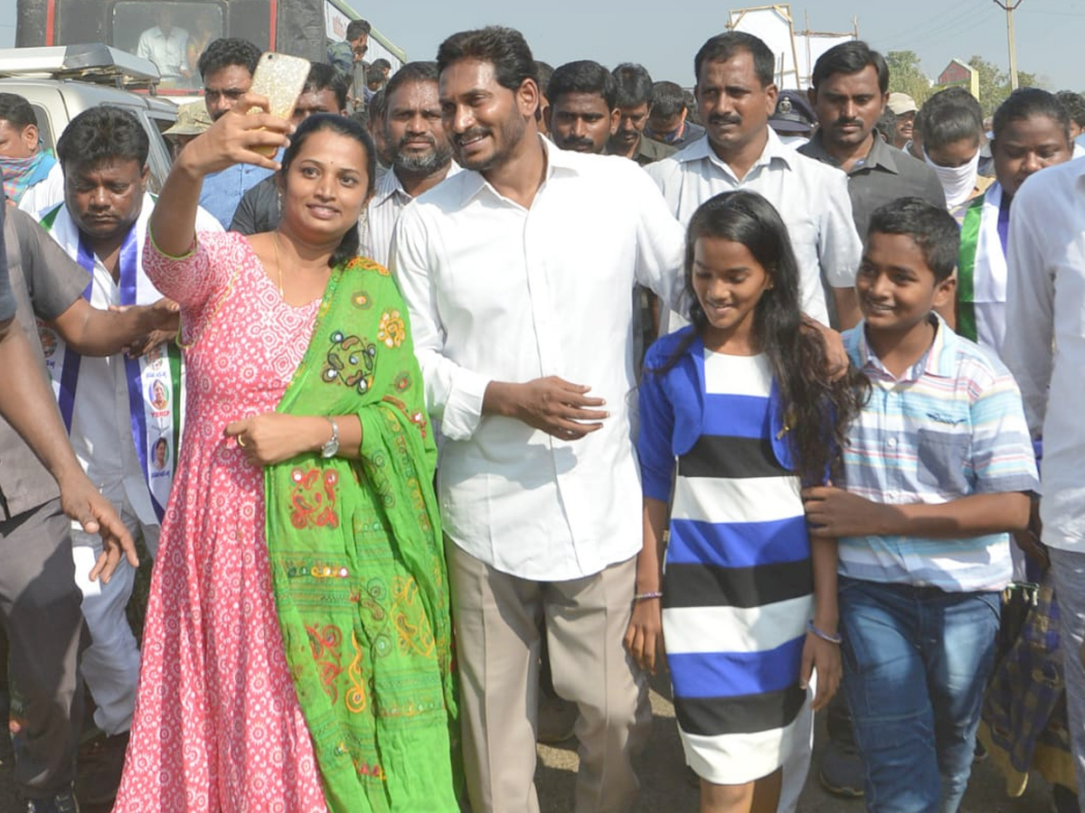 YS Jagan PrajaSankalpaYatra Day 300th Photo Gallery - Sakshi17