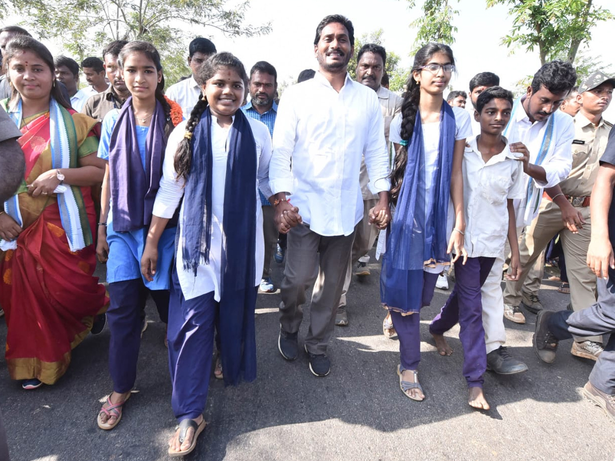 YS Jagan PrajaSankalpaYatra Day 301th Photo Gallery - Sakshi1