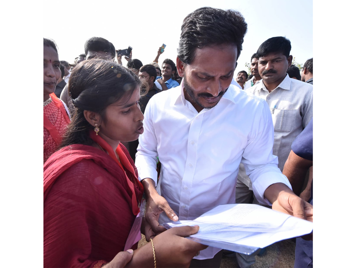 YS Jagan PrajaSankalpaYatra Day 301th Photo Gallery - Sakshi15