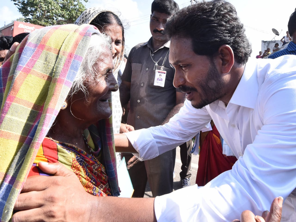 YS Jagan PrajaSankalpaYatra Day 301th Photo Gallery - Sakshi16